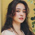女人趴下脱了内裤光着屁股喷白