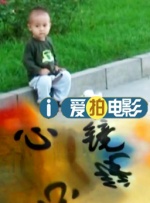 瀑布下的中年妇女